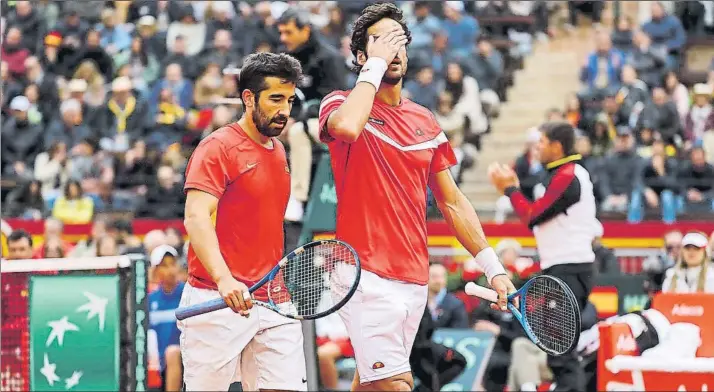  ?? FOTO: EFE ?? Marc López y Feliciano López acariciaro­n una épica remontada ante Tim Puetz y Jan-Lennard Struff, pero cedieron en el quinto set, tras 4h.40’ de partido, y España encara la última jornada cediendo 1-2 contra Alemania