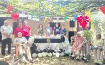  ??  ?? Don Alcadio Ramírez rodeado su esposa Lucita Cabrera y algunos de sus hijos en el festejo por sus 100 años de vida.