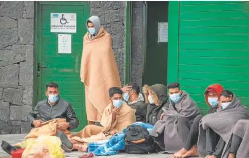  ?? // EFE ?? Menores marroquíes llegados en patera al norte de Lanzarote en mayo del año pasado