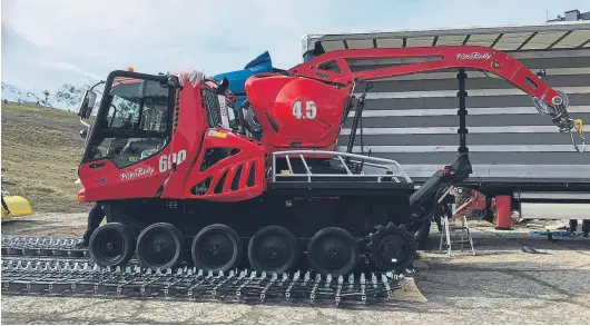  ??  ?? Imagen de la nueva máquina pisa-nieves de Candanchú, que ya funciona en esta temporada.