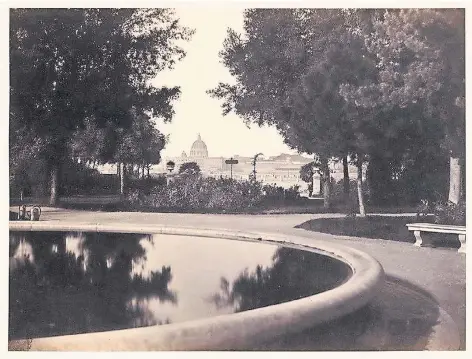  ??  ?? Blick auf Rom vom Monte Pincio: Die Fotografie von Robert Macpherson entstand zwischen 1860 und 1863.