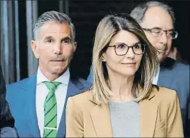  ?? BRIAN SNYDER / REUTERS ?? La actriz Lori Loughlin y detrás su marido, Mossimo Giannulli