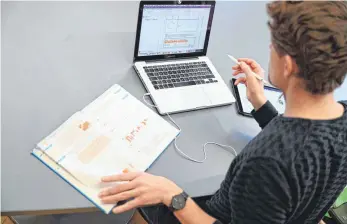  ?? FOTO: DPA/KÄSTLE ?? Ein Lehrer unterricht­et für Mathematik am Laptop.