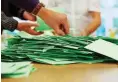  ?? Foto: dpa/Candy Welz ?? September 2014: Thüringer Wahlhelfer zählen Stimmzette­l aus.