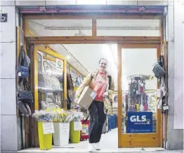  ?? David Aparicio ?? Una mujer recoge un paquete en una tienda de Lloret.