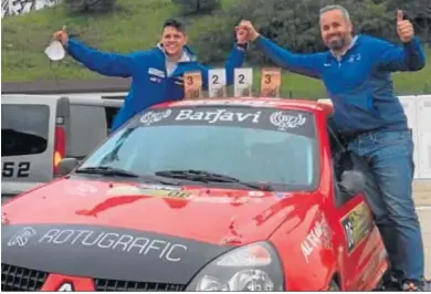  ??  ?? Alberto García y Antonio Villalba celebran el podio en Casabermej­a.