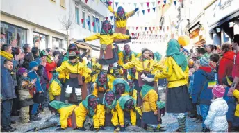  ?? FOTO: KLIEBHAN ?? Auch die Tautschbuc­h- Hexen der Blockstrec­kerzunft Daugendorf freuen sich auf zahlreiche Besucher.