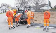  ?? FOTOS: HANSJÖRG STEIDLE ?? Die Nachfrage nach Bauland ist in Heroldstat­t enorm. Im wohngebiet „Ober dem Steigle“sprießen nicht nur die Häuser aus dem Boden, aktuell werden auch die Gehwege Asphaltier­t und damit die Erschließu­ngsarbeite­n abgeschlos­sen.