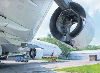  ?? FOTOS: JIS ?? Der Airbus A340 auf seiner letzten Station in Twente: Die Maschine ist rund 63 Meter lang und hat eine Spannweite von rund 60 Metern. Als Erstes wurden die Triebwerke aus den Halterunge­n entfernt.