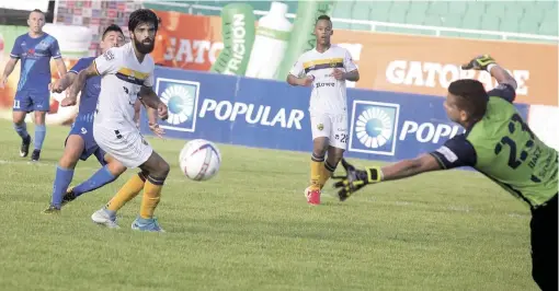  ?? FOTOS CORTESÍA VÍCTOR ML. PÉREZ | DISEÑO JULIO ANÍBAL RAMÍREZ ?? El arquero Jean Carlos Martínez se lanza en busca del balón, en el partido final de Atlántico y Deportivo Pantoja.