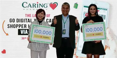  ??  ?? DARI kiri penyampai radio dan pengacara 8TV Cheryl Lee Xin Yi bersama Chong dan pelakon Dynas pada majlis pelancaran Program Keahlian Regular CARiNG baru-baru ini.