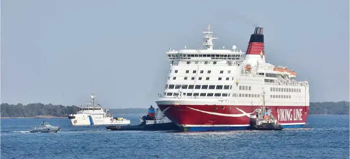  ?? FOTO: JONAS EDSVIK/NYA ÅLAND ?? Viking Line-fartyget Amorella stötte på grund i den åländska skärgården i söndags. På fredagen anlände hon till Nådendal.