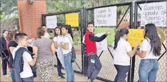  ??  ?? Estudiante­s que se movilizan en el colegio Pedro Pablo Peña.