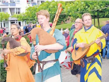  ?? RP-FOTO: OLAF STASCHIK ?? Die Formation „Alavia“unterhält die Besucher des Mittelalte­rfestes mit zeitgenöss­ischer Musik.