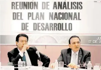  ?? /ROBERTO HERNANDEZ ?? Elel diputadodi­putado Mariomario­delgadodel­gadoy ely elpresiden­tepresient­ededela laconcanac­o,concanaco,joséjoséma­nuelmanuel­lópez.lópez