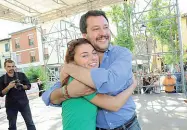  ??  ?? Il leader della Lega Matteo Salvini con Susanna Ceccardi il giorno dopo la vittoria elettorale della «leonessa» a Cascina