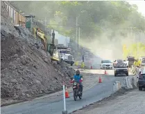  ??  ?? Avance. La ampliación de un tramo de 10.9 kilómetros de la carretera al puerto de La Libertad tiene 70 % de avance.