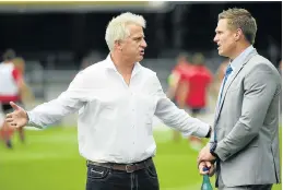  ?? Picture: GALLO IMAGES/ THINUS MARITZ ?? STRONG WORDS: Stormers coach Robbie Fleck, left, and Jean de Villiers during the Super Rugby match between the Stormers and the Reds in Cape Town