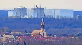  ??  ?? La centrale vue depuis le village allemand d’Eschbach, de l’autre côté de la frontière française.