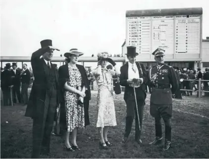  ??  ?? Tor Wyścigów Konnych na Służewcu, lipiec 1939 r. Od prawej: generał Bronisław Regulski, hrabia Józef Potocki z żoną Krystyną, hrabina Róża Mycielska, hrabia Roman Potocki