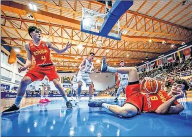  ??  ?? INTENSIDAD. Pau Carreño, con el balón en el suelo ante la mirada de su compañero Javi García.