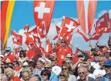  ?? FOTO: BAUCH ?? Sorgen für Stimmung in der Arena in Adelmannsf­elden: die Fans aus der Schweiz.
