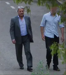  ?? ?? Wojciech Janowski avec un enquêteur lors de sa garde à vue à la caserne Auvare à Nice en juin .