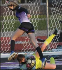  ?? KEN SWART — FOR MEDIANEWS GROUP ?? Birmingham Groves goalkeeper Kirsten Jasinski makes the save as Bloomfield Hills’ Jenna Ofiara applies pressure during the OAA Red/Blue crossover match played on Thursday at Bloomfield Hills High School. The Falcons lost to the Black Hawks 3-0.