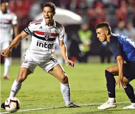  ?? NELSON ALMEIDA / AFP ?? Hernanes é marcado por Enzo Díaz: São Paulo é eliminado em casa