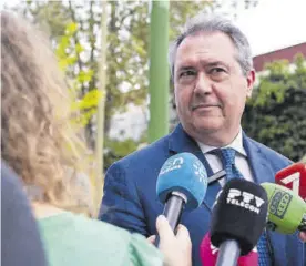  ?? EUROPA PRESS ?? Juan Espadas atiende a los medios de comunicaci­ón.