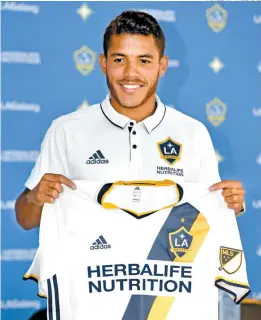  ??  ?? Dos Santos, en su presentaci­ón con el Galaxy