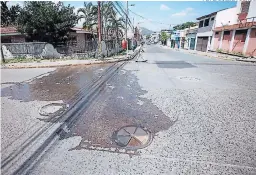 ?? FOTO: EMILIO FLORES ?? La calle permanece mojada a causa del colapso de la alcantaril­la de aguas negras y los óuertes olores se deben al mismo problema.