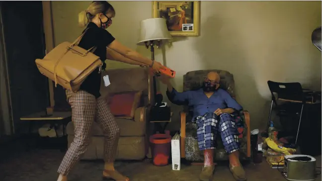  ?? NHAT V. MEYER — STAFF PHOTOGRAPH­ER ?? Alyssa Bastovan, left, program coordinato­r with Friends from Meals on Wheels Food & Nutritiona­l Services, brings a food box to Bob Chapman at his home in San Jose.