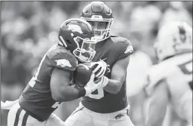  ?? NWA Democrat-Gazette/CHARLIE KAIJO ?? Arkansas quarterbac­k Ben Hicks (center) hands the ball off to running back Devwah Whaley during the first quarter of their game Saturday at Donald W. Reynolds Razorback Stadium in Fayettevil­le.