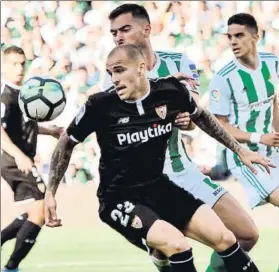  ?? FOTO: EFE ?? Sandro Ramírez protege el balón ante el bético Jordi Amat