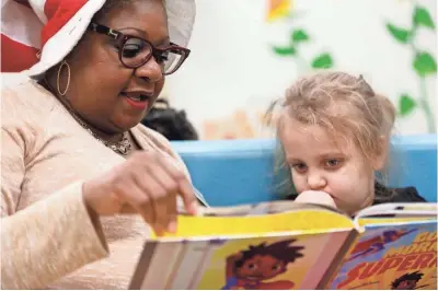  ?? MIKE DE SISTI / MILWAUKEE JOURNAL SENTINEL ?? L'Tanya Brabham reads to 4-year-old Jillian during the Read with Me program at Next Door Foundation on W. Capitol Drive in Milwaukee. The program has volunteers read to children ages 2 to 5 one-on-one or in small groups.