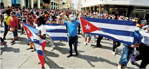  ?? EFE Y SUMINISTRA­DAS ?? Un grupo de manifestan­tes en una de las calles de La Habana, Cuba.