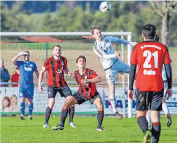  ?? FOTO: PETER SCHLIPF ?? Mit einem 2:1-Heimsieg im Spitzenspi­el über den TSV Weilheim haben die Fußballer der Sportfreun­de Dorfmerkin­gen (rote Trikots) die Tabellensp­itze der Landesliga ausgebaut.