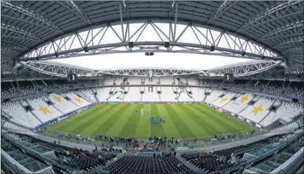  ??  ?? EN EL TEMPLO DEL JUVENTUS STADIUM. El Madrid se entrenó en el flamante nuevo estadio juventino. Zidane dio una charla a sus hombres, que le rodearon atentos.