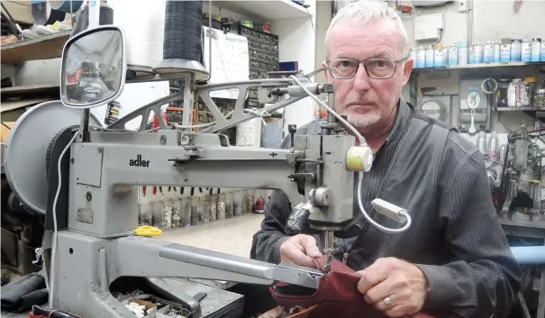  ?? PHOTO FRÉDÉRIC HOUNTONDJI ?? Dans sa cordonneri­e de Place Longueuil, Mario Girard utilise toujours une machine à coudre vieille de 75 ans pour effectuer des réparation­s.