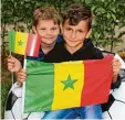  ?? Foto: S. Rummel ?? Ilario und Jürgen (von links) mit der Flagge von Senegal.