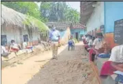  ?? HT PHOTO ?? The principal of Dumarthar Middle School, along with its teachers, made around 200 blackboard­s on walls of village houses in June last year during the Covid-19 lockdown.