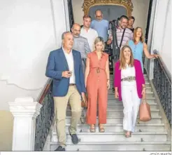  ?? JESÚS MARÍN ?? Ruiz Boix e Irene García, junto a otros cargos del PSOE, el pasado martes.
