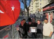  ?? (Photo M. T.) ?? Un drapeau de la Turquie flotte boulevard Gambetta, à Nice, devant le snack Turkish Kebab de Katip Tektas, en soutien aux victimes du séisme.