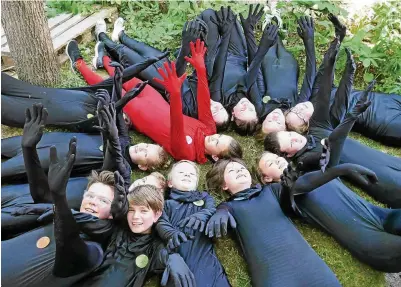  ?? FOTO: ESTHER GOLDBERG ?? Die Erfurter Edith-stein-schule spielte mit „Projekt Erde“bei den . Thüringer Schultheat­ertagen auf. Die Schüler begeistert­en als Außerirdis­che, die wieder zur Erde zurück wollen.