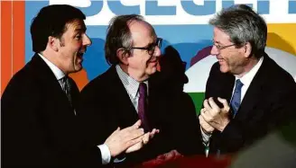  ?? Ettore Ferrari /ANSA/Associated Press ?? Ex-premiê Matteo Renzi (à esq.), ministro Pier Carlo Padoan e Paolo Gentiloni em Roma