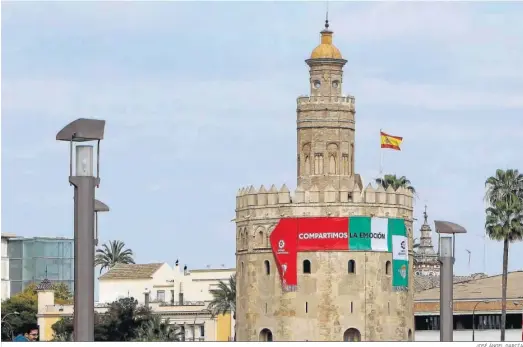  ?? JOSÉ ÁNGEL GARCÍA ?? Gran bufanda del derbi colocada en la Torre del Oro.