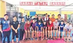  ??  ?? PREPARATIO­N FOR SUKMA:The state swimmers with SSC and ISN officials during the recent training camp in Likas near here.