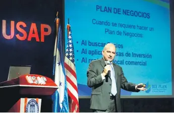  ??  ?? CHARLA. Matías Ríos en su conferenci­a en la USAP. Foto: Amílcar Izaguirre