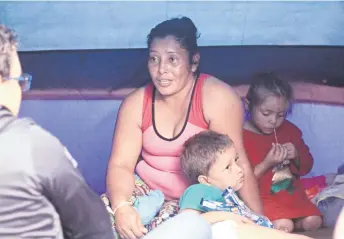  ??  ?? Los hondureños María Lydia y sus hijos llegaron en la caravana migrante a la ciudad de Tijuana; ella anhela cruzar a Estados Unidos para trabajar y comprarles ropa a sus hijos, así como despensa para la casa.